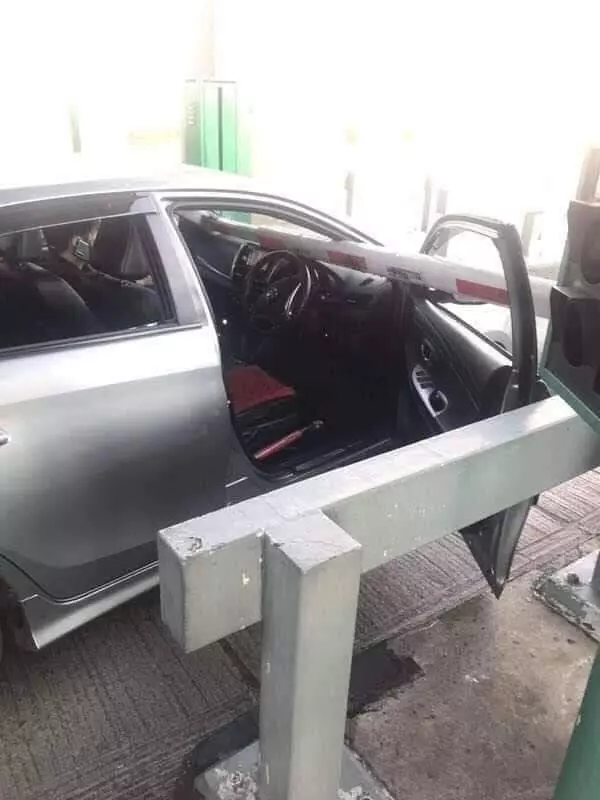 堪稱大馬靈異事件!收費站欄杆竟然穿窗而過插進車裡,網友百思不得其解