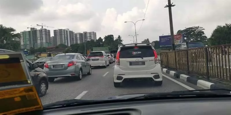 羅里在馬路中央拋錨,華裔男子竟在路中做出驚人舉動!女網友坐不住了~