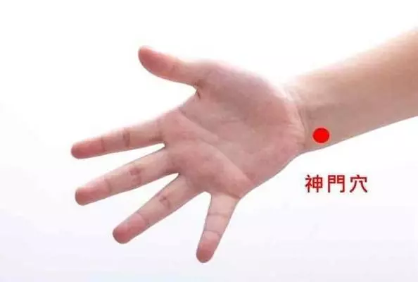 身體有個「催眠穴」,睡前按揉一小會,幫你睡到自然醒