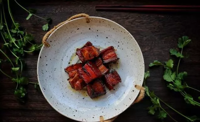 30年大廚告訴我,一滴油不用加的紅燒肉,軟糯不膩,幾十年也沒吃夠