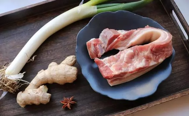 30年大廚告訴我,一滴油不用加的紅燒肉,軟糯不膩,幾十年也沒吃夠