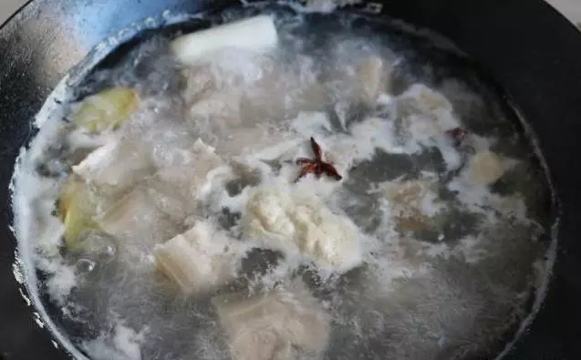 30年大廚告訴我,一滴油不用加的紅燒肉,軟糯不膩,幾十年也沒吃夠