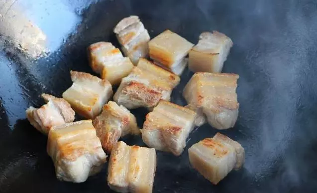 30年大廚告訴我,一滴油不用加的紅燒肉,軟糯不膩,幾十年也沒吃夠