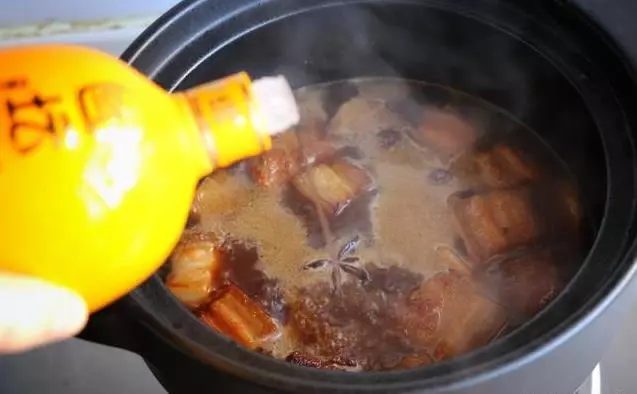 30年大廚告訴我,一滴油不用加的紅燒肉,軟糯不膩,幾十年也沒吃夠