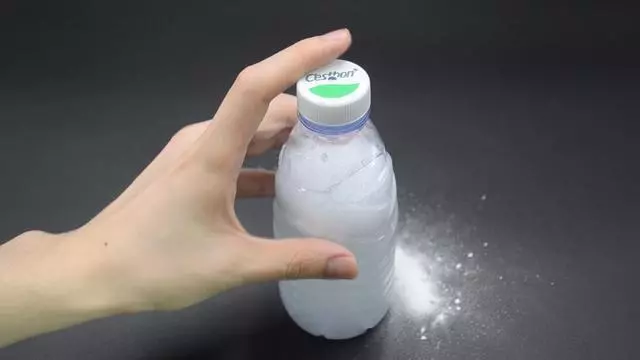 衛生間下水道倒一瓶,不管多髒多臭全消失,解決家家都困擾的煩惱