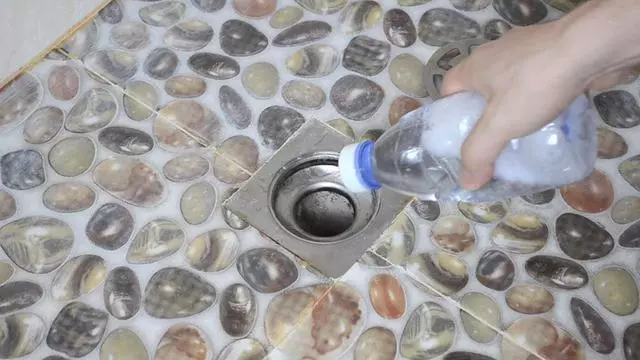 衛生間下水道倒一瓶,不管多髒多臭全消失,解決家家都困擾的煩惱