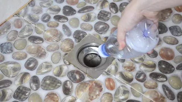 衛生間下水道倒一瓶,不管多髒多臭全消失,解決家家都困擾的煩惱