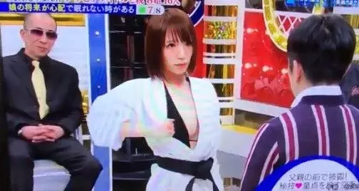 最強童顏巨乳!「中門大開」練空手道…戰袍一掀網全繳械 |