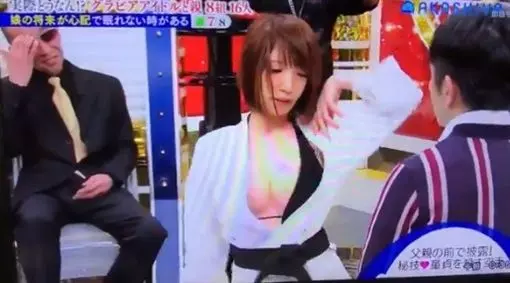 最強童顏巨乳!「中門大開」練空手道…戰袍一掀網全繳械 |