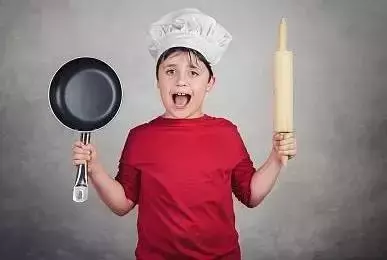 六年級男孩癡迷廚藝已做3年晚飯,媽媽崩潰:他數學才考1分