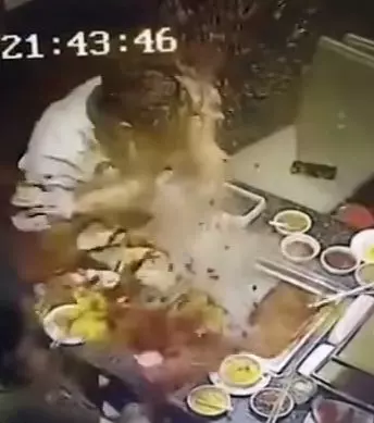 打火機掉火鍋!服務生一撈 辣油炸鍋噴臉…毀了