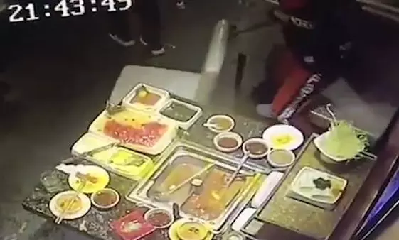 打火機掉火鍋!服務生一撈 辣油炸鍋噴臉…毀了