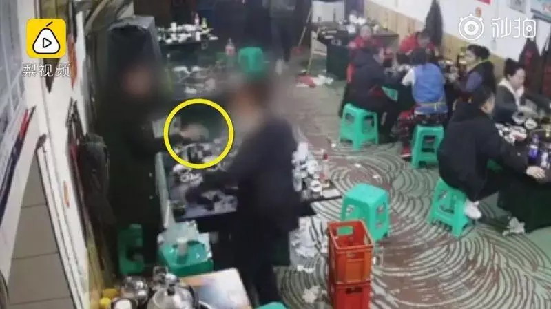 打火機掉火鍋!服務生一撈 辣油炸鍋噴臉…毀了