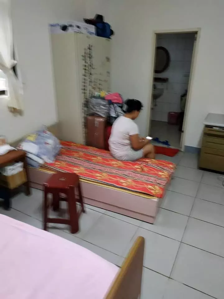 讓重殘病人在太陽下曬兩小時自己卻躲房間玩手機,外勞嗆「不做了要換僱主」還可以在政府安置中心免費吃住