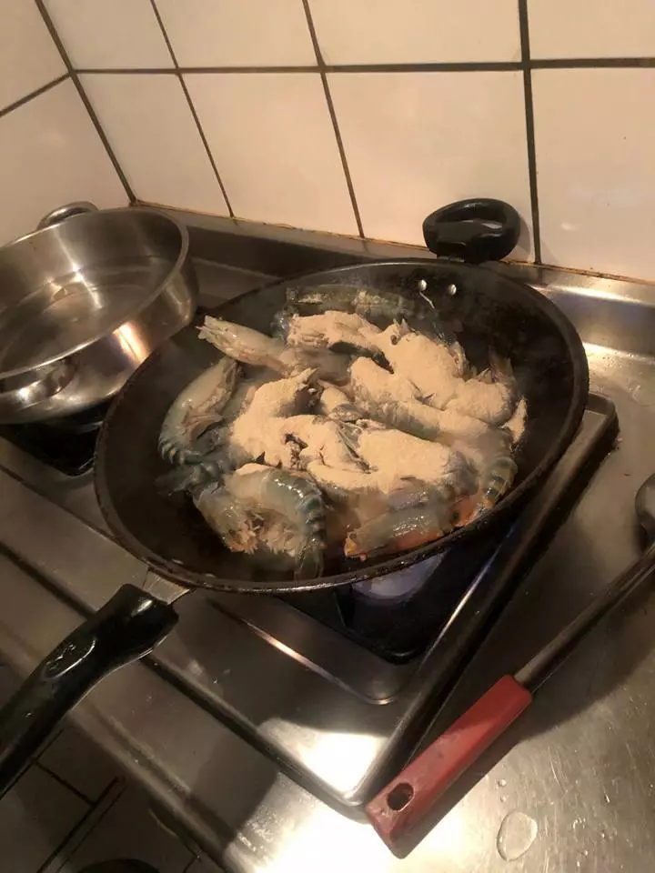 不輸飯店大廚!零失敗「嗆辣胡椒蝦」6步驟端上桌 神人傳授「美味保證秘訣」:這一步是關鍵