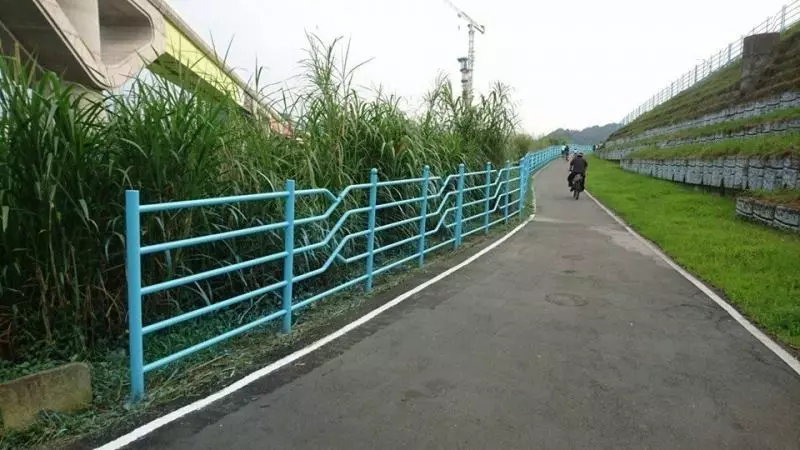 臉丟到國外?日本遊客見欄杆噴漆:「這施工水準在日本秒GG」高管處出手…施工也太隨便了!