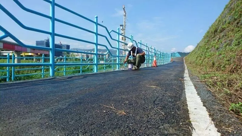 臉丟到國外?日本遊客見欄杆噴漆:「這施工水準在日本秒GG」高管處出手…施工也太隨便了!