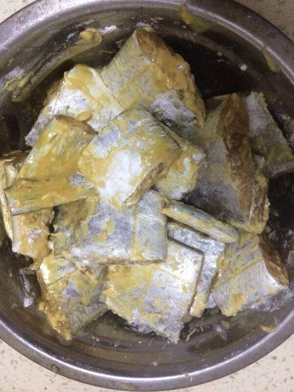 金黃酥脆「炸帶魚」食譜大公開!該裹麵粉還是澱粉?90%人都不知道的「黃金比例」快記起來!