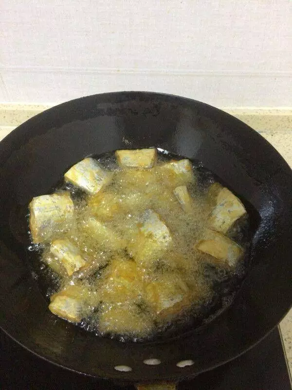金黃酥脆「炸帶魚」食譜大公開!該裹麵粉還是澱粉?90%人都不知道的「黃金比例」快記起來!