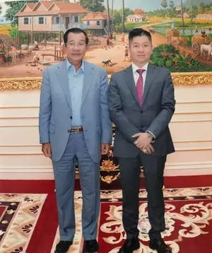 大馬籍商人竟然用柬埔寨首相合照行騙!結果被首相本人舉報抓起來了~
