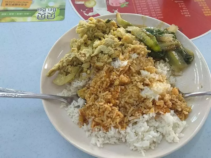 老闆不怕吃虧!一包雜飯只要RM3.9任拿滿,根本賠本在賣了~吃到賺到呀!