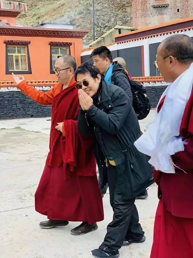 李連杰前往青海禮佛,偶遇網紅「小楊冪」親切合照
