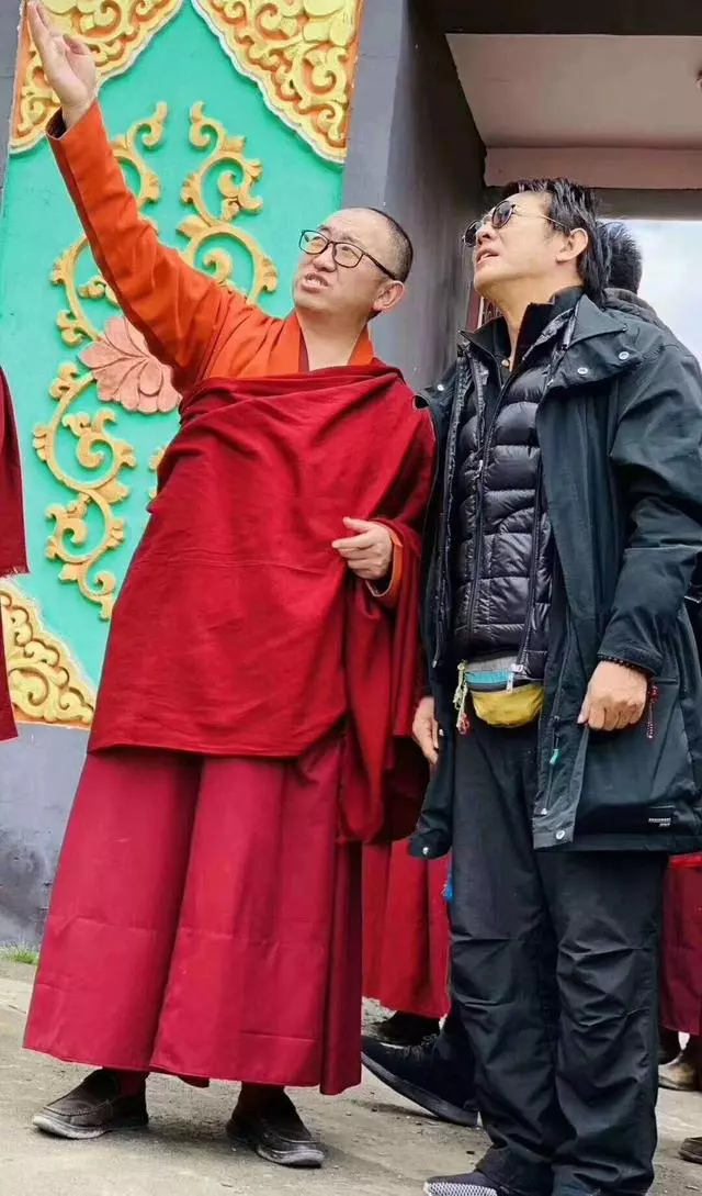 李連杰前往青海禮佛,偶遇網紅「小楊冪」親切合照