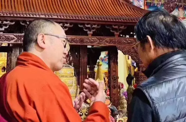李連杰前往青海禮佛,偶遇網紅「小楊冪」親切合照