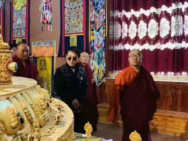 李連杰前往青海禮佛,偶遇網紅「小楊冪」親切合照