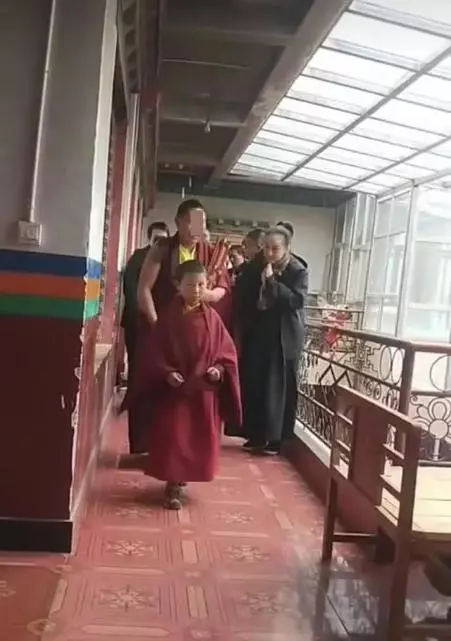 李連杰前往青海禮佛,偶遇網紅「小楊冪」親切合照