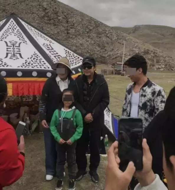 李連杰前往青海禮佛,偶遇網紅「小楊冪」親切合照