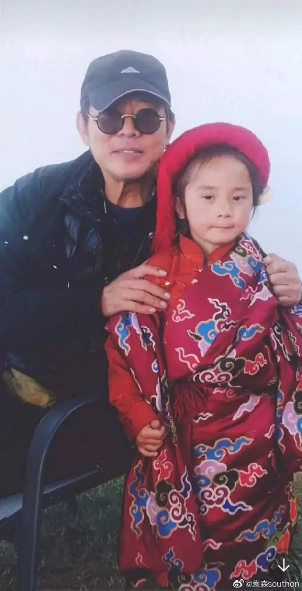 李連杰前往青海禮佛,偶遇網紅「小楊冪」親切合照