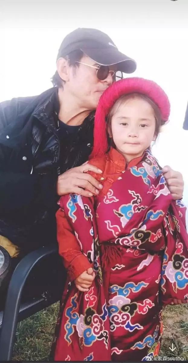 李連杰前往青海禮佛,偶遇網紅「小楊冪」親切合照