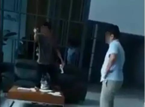 華裔男子帶狗進公寓被阻,對保安狂爆粗口還比中指!網友:狗都沒吠,他卻一直亂叫