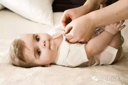 給寶寶穿衣服,別以為好看時尚就夠了!給寶貝穿衣也大有學問!