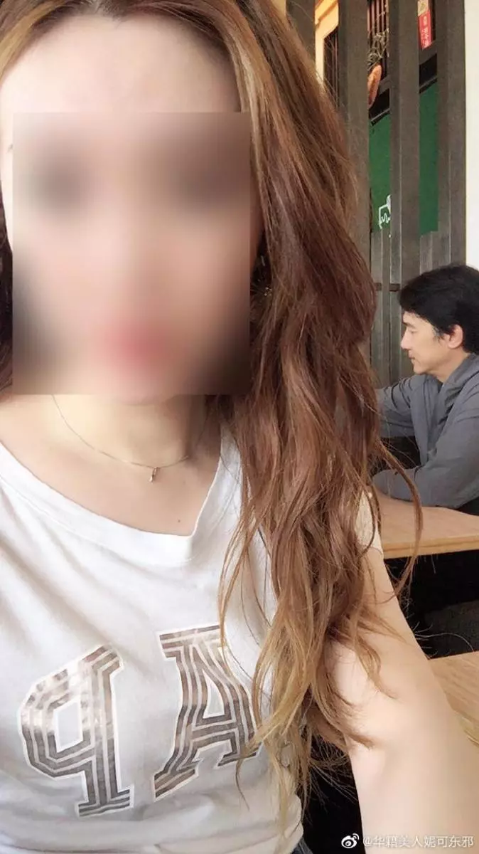 她去喝茶驚見「對面坐梁朝偉」假裝自拍合照!下秒被發現「更大驚喜在對面」網嗨翻:太幸運!