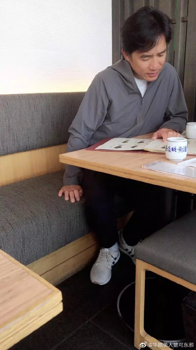 她去喝茶驚見「對面坐梁朝偉」假裝自拍合照!下秒被發現「更大驚喜在對面」網嗨翻:太幸運!