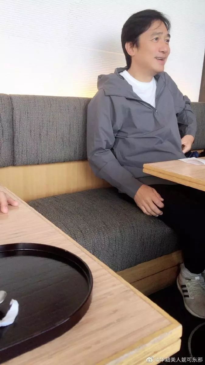 她去喝茶驚見「對面坐梁朝偉」假裝自拍合照!下秒被發現「更大驚喜在對面」網嗨翻:太幸運!