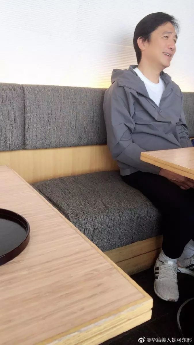 她去喝茶驚見「對面坐梁朝偉」假裝自拍合照!下秒被發現「更大驚喜在對面」網嗨翻:太幸運!