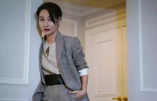 從乞丐到影后,等了初戀40年,六旬美人的倔強與優雅
