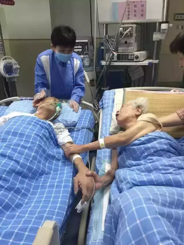 看哭網友的愛情:95歲老爺爺臨終前與老伴兒的告別!