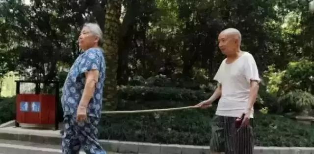 看哭網友的愛情:95歲老爺爺臨終前與老伴兒的告別!