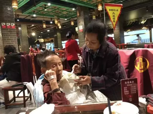 看哭網友的愛情:95歲老爺爺臨終前與老伴兒的告別!