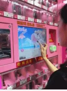 新加坡史上最大規模「夾娃娃機」空降紅燈區,夾到手軟都夾不完 !
