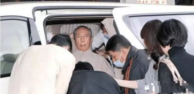 98歲高齡何鴻燊,靠上億補腦續命針度日,子女用其吸納熱度!
