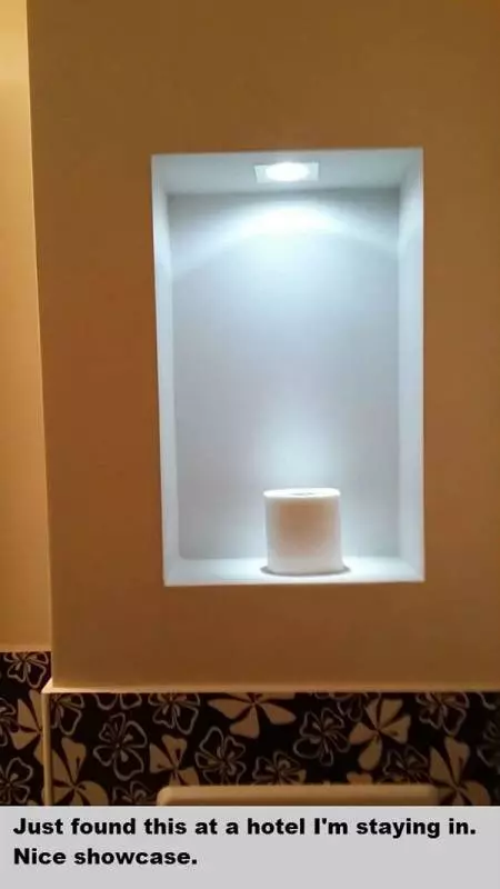 16個證明「飯店根本才是最幽默的地方」的崩潰爆笑事件!~~~1. 剛在我住的飯店發現這個,好棒的展示。