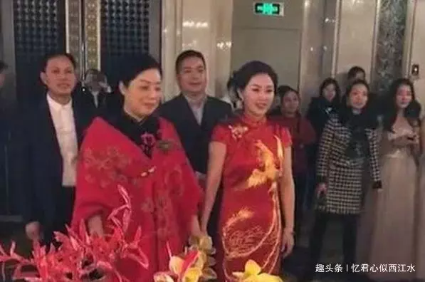 兒女結婚,最美婆婆火了,五十歲宛如少女,丈母娘站一起尷尬了