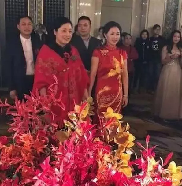 兒女結婚,最美婆婆火了,五十歲宛如少女,丈母娘站一起尷尬了