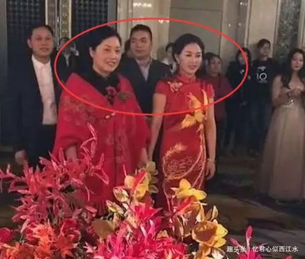 兒女結婚,最美婆婆火了,五十歲宛如少女,丈母娘站一起尷尬了