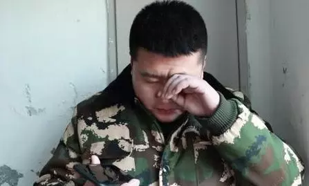 老婆例假來一個月,老公陪她去醫院,趁她尿檢時,醫生耳語:報警